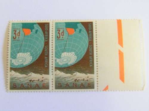 SACC 177 - 2 Stamps left side stamp with white line to S of SANAE