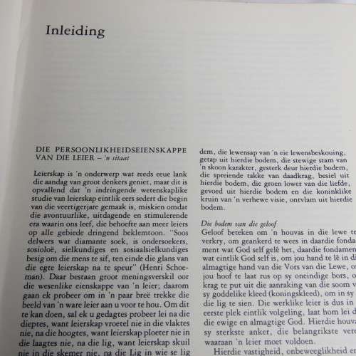 400 Leiers in Suid Afrika oor vier eeue deur dr. E.A. Venter 1980 - Leather bound signed copy 46/200