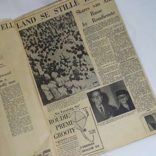 Plakboek - Verwoerd vermoor, begrafnis en nagevolg - 72 Bladsye van Koerantuitknipsels - 38 x 26 cm