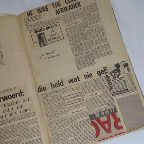 Plakboek - Verwoerd vermoor, begrafnis en nagevolg - 72 Bladsye van Koerantuitknipsels - 38 x 26 cm