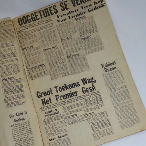 1960/1 Plakboek oor die eerste aanslag op DR HF Verwoerd se lewe en ander verwante sake