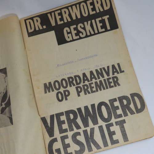 1960/1 Plakboek oor die eerste aanslag op DR HF Verwoerd se lewe en ander verwante sake