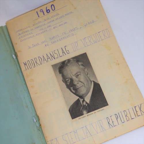 1960/1 Plakboek oor die eerste aanslag op DR HF Verwoerd se lewe en ander verwante sake