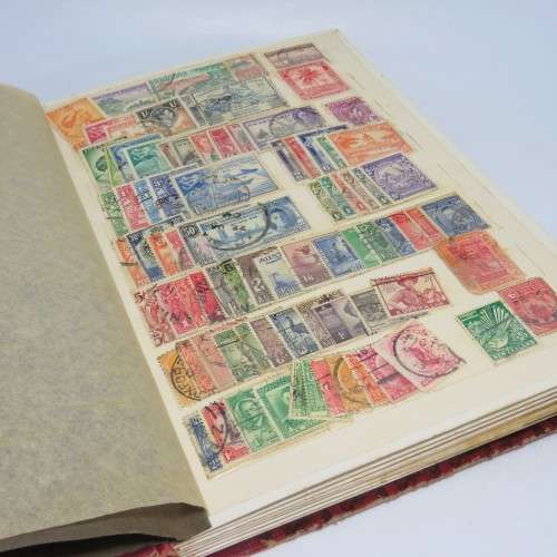 Stamp Album with more than 700 world stamps - Not researched