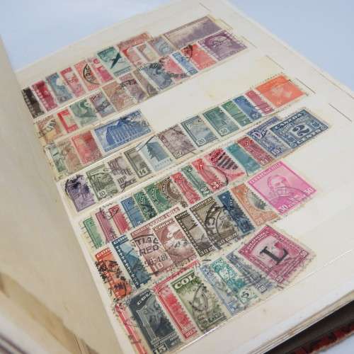 Stamp Album with more than 700 world stamps - Not researched