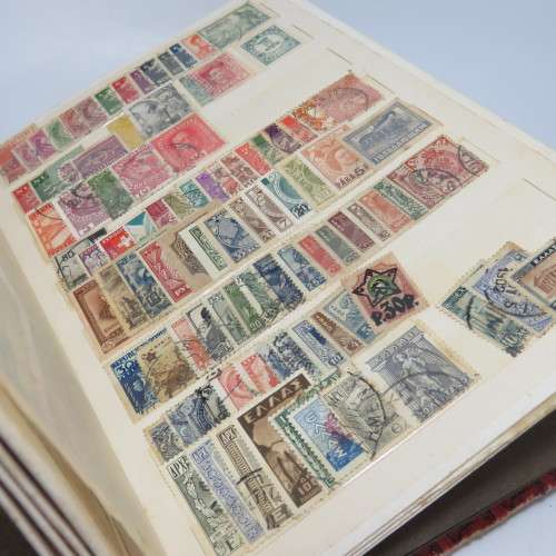 Stamp Album with more than 700 world stamps - Not researched