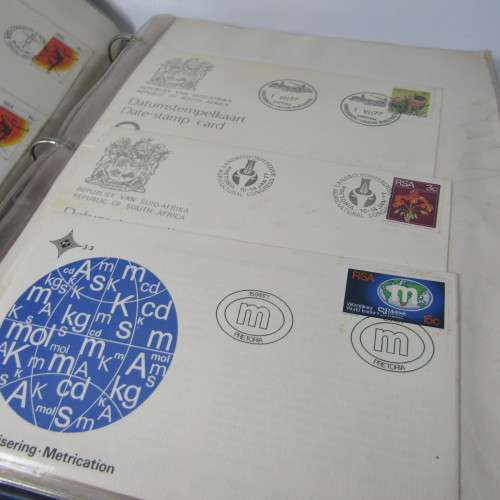 Album with more than 90 First Day Cover and other items - Southern Africa - many definitive series