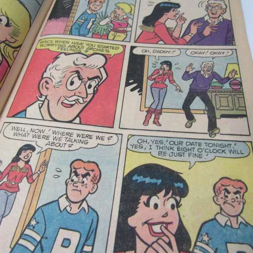 Archie Series Archie`s Girls Betty and Veronica no. 322 - scarce issue