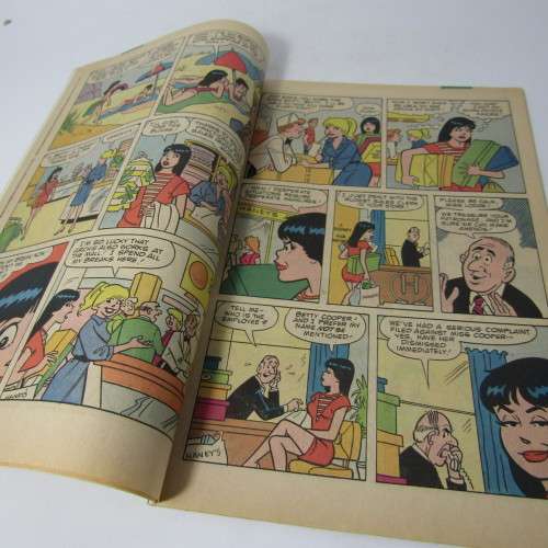 Archie Series Archie`s Girls Betty and Veronica no. 322