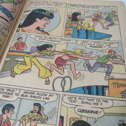 Archie Series - Archie`s Girls Betty and Veronica no. 165