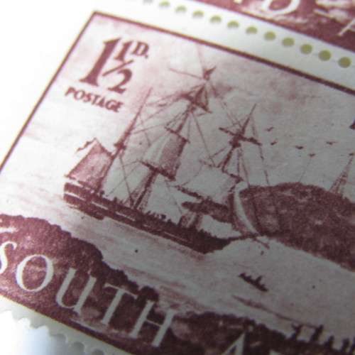 SACC 126 - British Settlers 1 1/2d varieties - flow on upper stamp and flag flow lower stamp (126b)