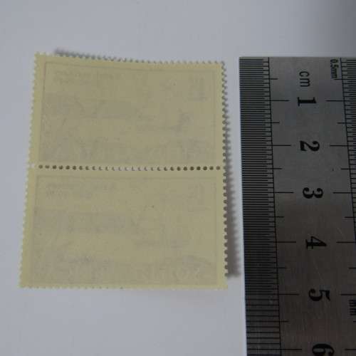 SACC 126 - British Settlers 1 1/2d varieties - flow on upper stamp and flag flow lower stamp (126b)