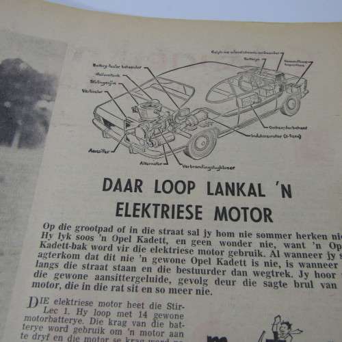 Patrys magazine - April 1971 - Hoerskool uitgawe - Militere opleiding van SA seuns - punch holes