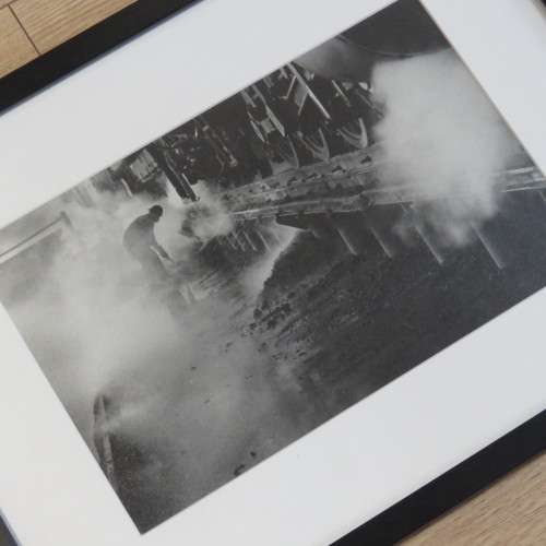 Beautiful photo of steam train being cleaned - Size with frame 38 x 50 cm - Size without 21 x 33 cm