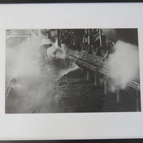 Beautiful photo of steam train being cleaned - Size with frame 38 x 50 cm - Size without 21 x 33 cm