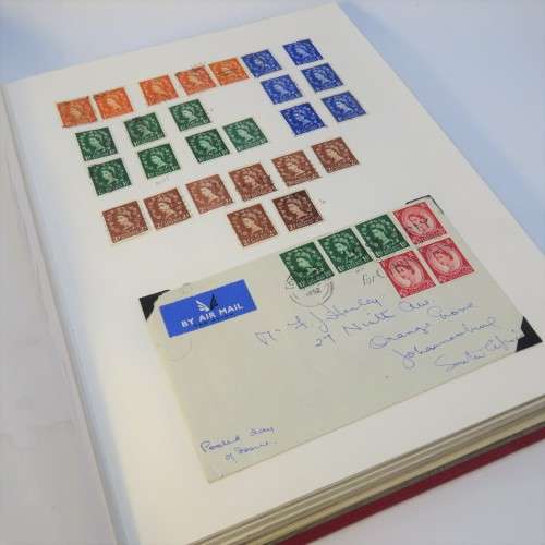 Album with about 700 Great Britain stamps - Many mint hinged