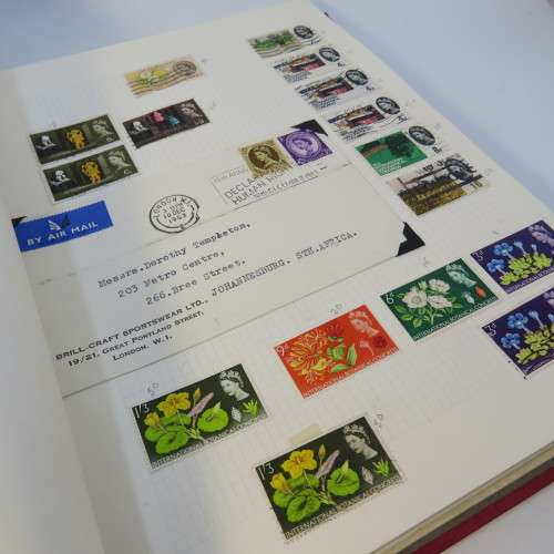 Album with about 700 Great Britain stamps - Many mint hinged