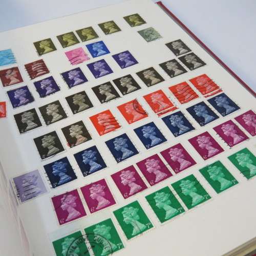 Album with about 700 Great Britain stamps - Many mint hinged