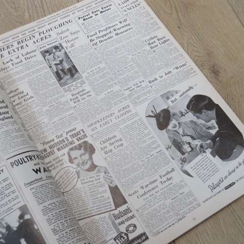 WW2 War Despatches - From the Daily Mail - Issued 1977 - Size 39,5 x 28,5 cm