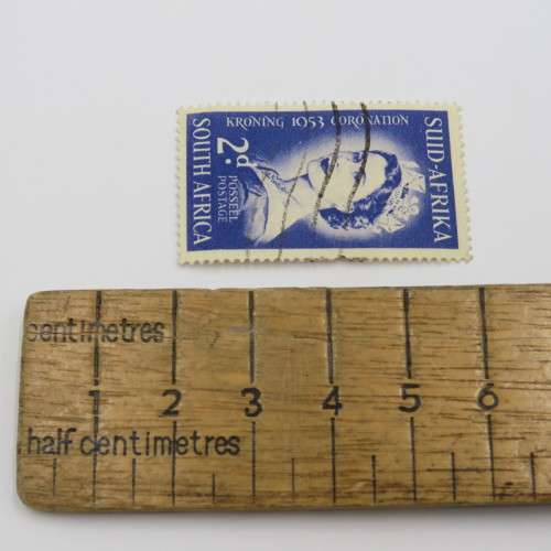 SACC 142 Queen Elizabeth 2d white dot to left of chin - Plus black dots on neck
