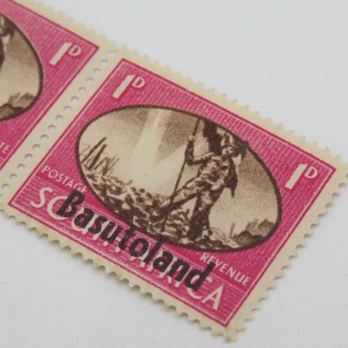 SACC 124 Bechuanaland pair of 1d stamps - Right hand stamp with cap flow