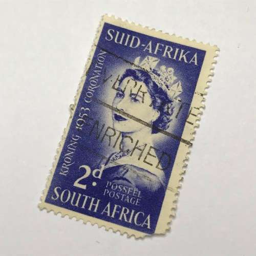 SACC 142 Queen Elizabeth 3 x error stamps with some error - Dark spot to the left of her right eye