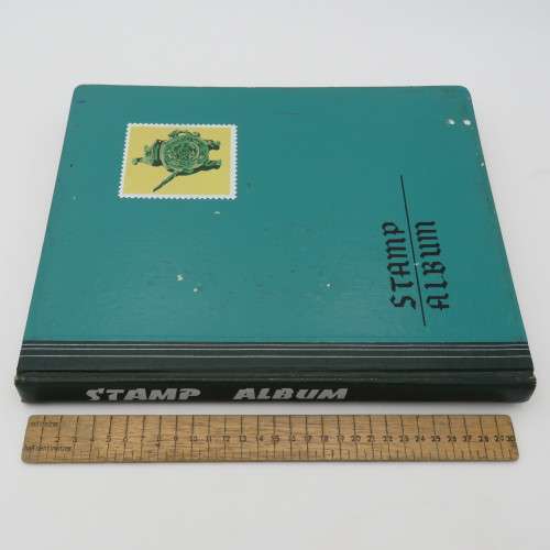 18 Page stamp album with 750 world stamps - Many with rust