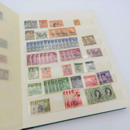 18 Page stamp album with 750 world stamps - Many with rust