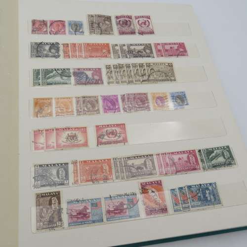 18 Page stamp album with 750 world stamps - Many with rust