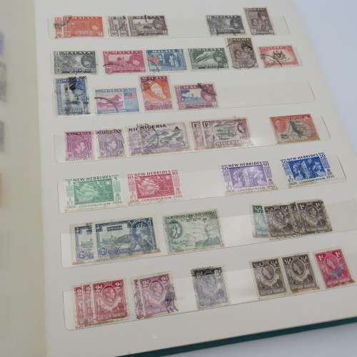 18 Page stamp album with 750 world stamps - Many with rust