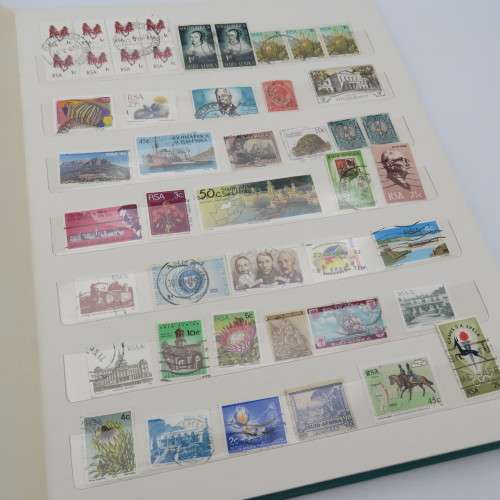 18 Page stamp album with 750 world stamps - Many with rust