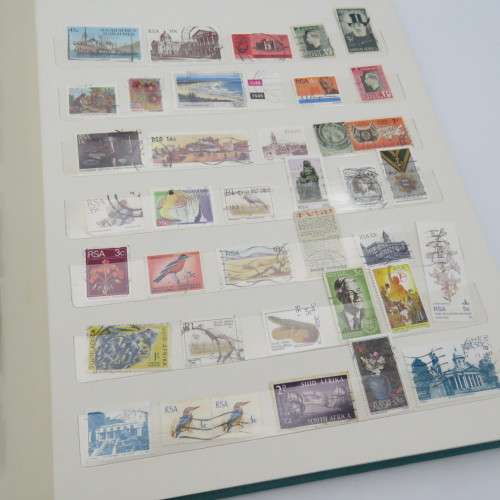 18 Page stamp album with 750 world stamps - Many with rust