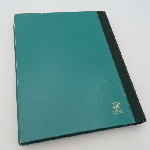 18 Page stamp album with 750 world stamps - Many with rust