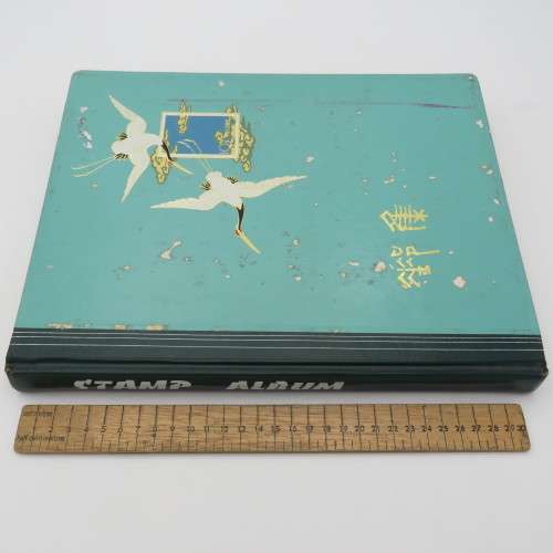 Stamp album with over 1000 world stamps - Many duplicates and some rust
