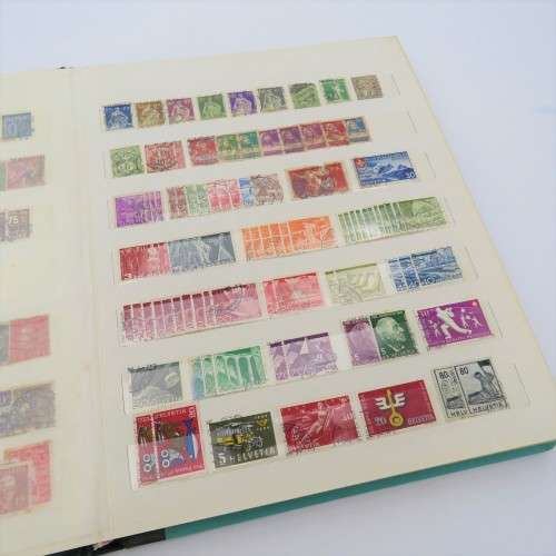 Stamp album with over 1000 world stamps - Many duplicates and some rust