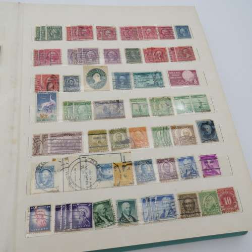 Stamp album with over 1000 world stamps - Many duplicates and some rust