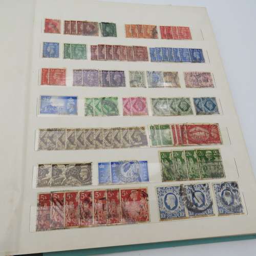 Stamp album with over 1000 world stamps - Many duplicates and some rust
