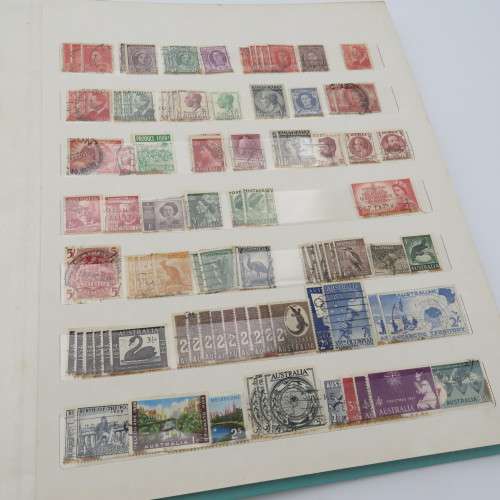 Stamp album with over 1000 world stamps - Many duplicates and some rust