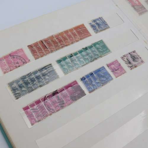 Stamp album with over 1000 world stamps - Many duplicates and some rust