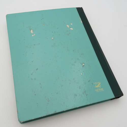 Stamp album with over 1000 world stamps - Many duplicates and some rust
