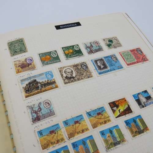 Album with over 1850 stamps - Many mint condition