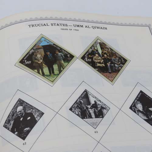 Large old stamp album with over 950 stamps - Many of them uncirculated