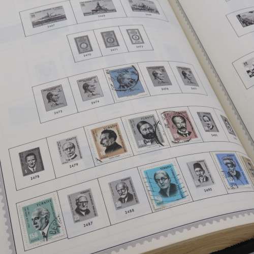 Large old stamp album with over 950 stamps - Many of them uncirculated