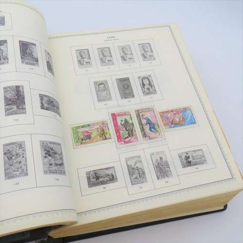 Large old stamp album with over 950 stamps - Many of them uncirculated