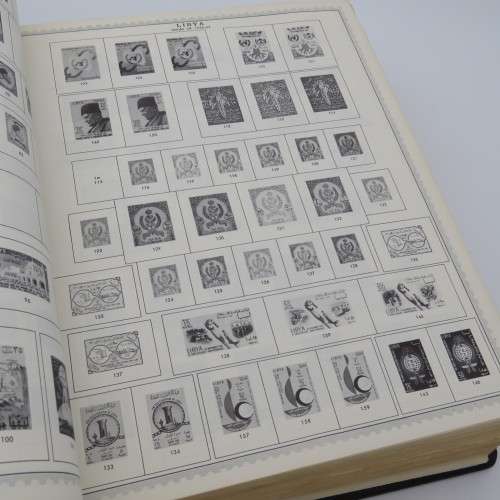 Large old stamp album with over 950 stamps - Many of them uncirculated