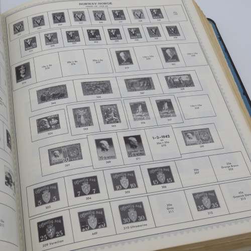 Large old stamp album with over 950 stamps - Many of them uncirculated