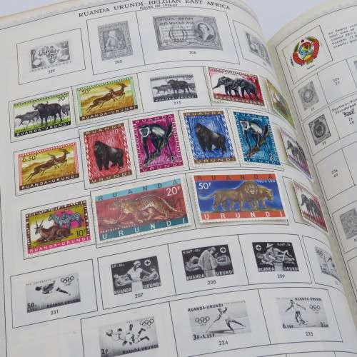 Large old stamp album with over 950 stamps - Many of them uncirculated