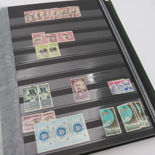 Stamp album with 32 pages - Well over 1000 South Africa stamps - Many mint