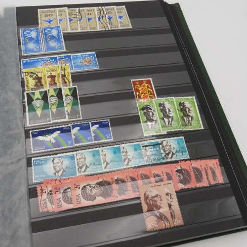 Stamp album with 32 pages - Well over 1000 South Africa stamps - Many mint