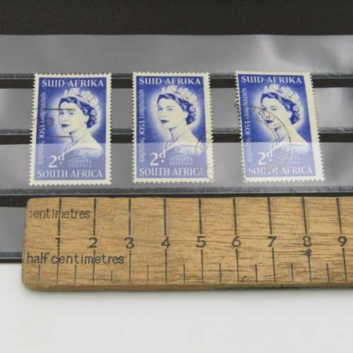 SACC 142 Queen Elizabeth 3 x Error stamps with dots on the left side of her face and chin